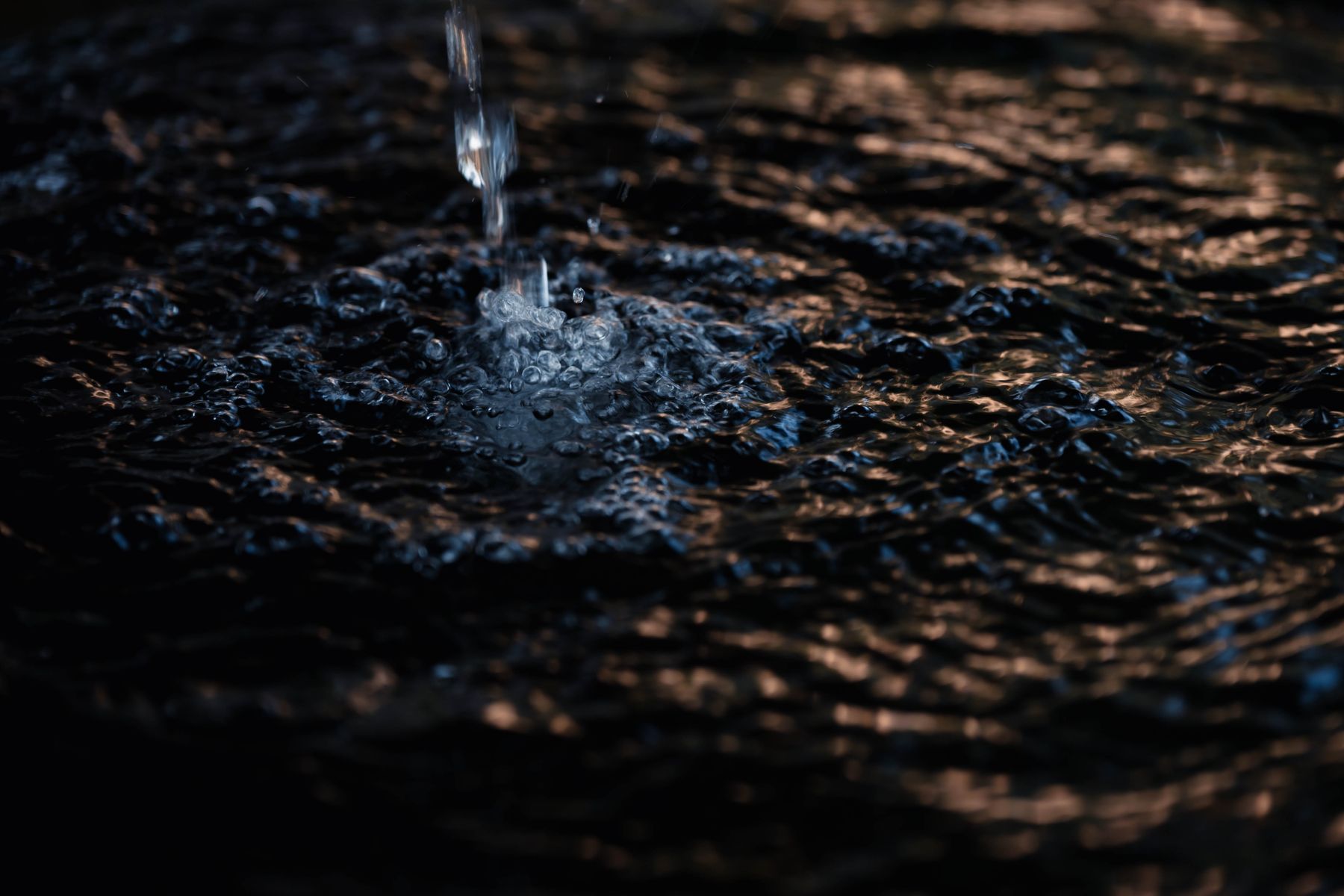 水面に注がれる水
